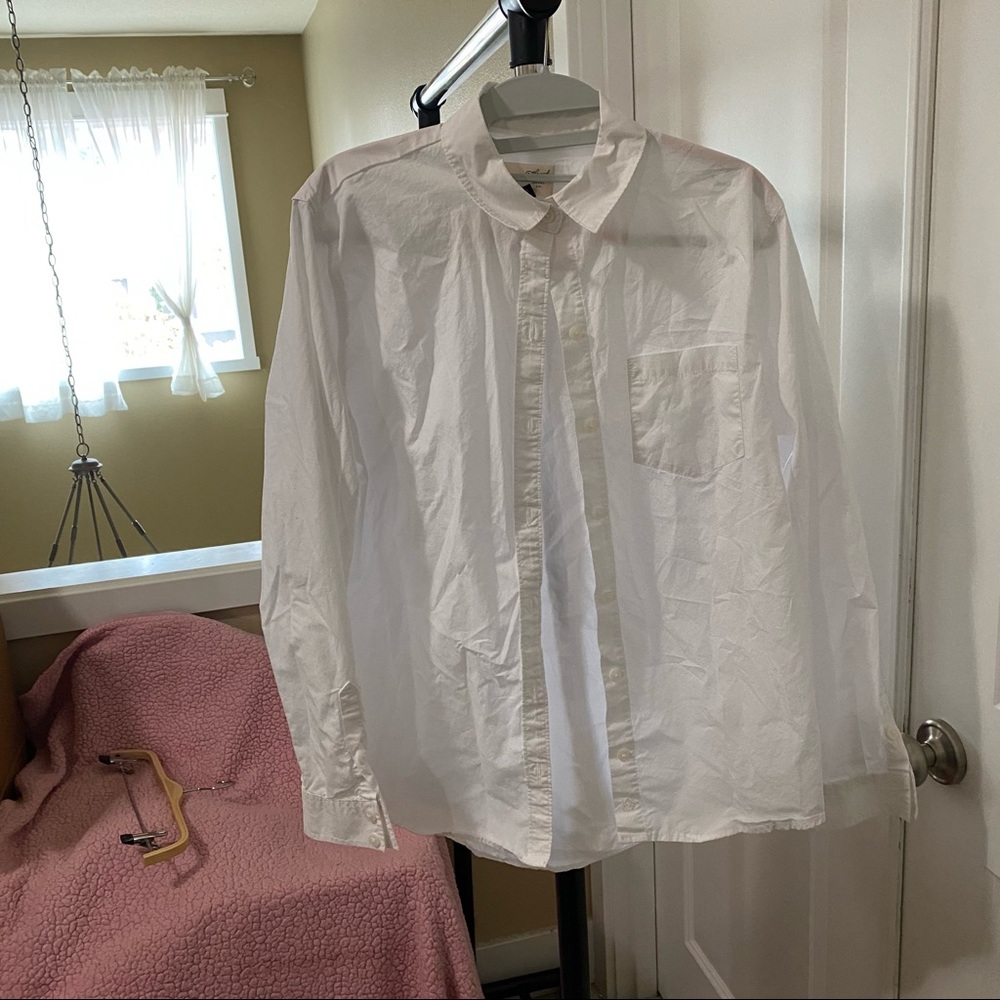 Crisp white button down shirt from universal thread 🤍